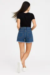 Short de jean negro, liso, de corte recto y tiro alto.