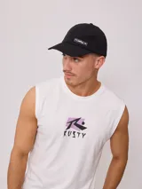 Gorra gris de poliéster y elastano con visera curva y logo de la marca Rusty en color naranja.