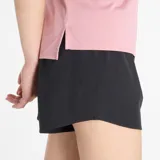 Remera deportiva New Balance color rosa, de corte clásico y manga corta. Confeccionada en poliéster reciclado con tecnología NB DRYx que absorbe la humedad.