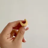 Anillo dorado de acero quirúrgico hipoalergénico con baño en oro 18K, de diseño moderno y minimalista.