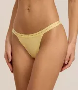 Kit de dos bombachas colaless, una amarilla y otra blanca, con cintura elástica estampada con las palabras "luck, peace, love".