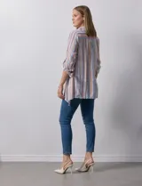 Camisa larga de rayón marca Robert Louis, con estampado a rayas verticales en tonos coral y blanco. Tiene cuello con solapa, abertura central con botones, mangas largas regulables con presilla y botón, y tajos laterales.