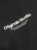 Remera negra de manga corta con cuello redondo y corte relajado. Diseño con estampa en relieve.