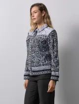 Campera estampada y bordada marca Ruby Rd, con cuello solapa, bolsillos delanteros y abertura central con botones metálicos.