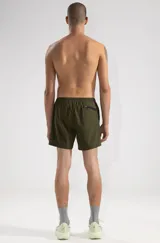 Short de baño verde oliva con cintura elástica y cordón ajustable. Presenta bordados de sirenas en las piernas y un parche con logo.
