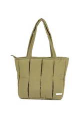 Bolso shopper color verde militar, con diseño acolchado y pespuntes verticales. Tiene doble asa de hombro y bolsillo interno.