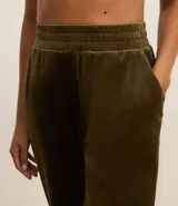 Pantalón deportivo verde oliva confeccionado en microfibra con cintura elástica.