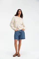 Sweater de punto color crudo con motas de colores pastel, de corte clásico y cuello redondo.