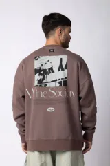 Buzo color beige de frisa con cuello redondo, mangas largas y logo bordado en el pecho.