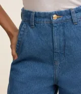 Short de jeans azul de tiro alto, corte comfy, con bolsillos laterales y cierre con botón y cremallera.