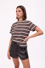 Remera marrón a rayas horizontales blancas, celestes y bordó, de algodón.