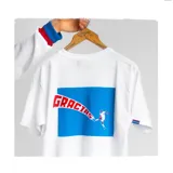 Remera blanca de algodón con cuello redondo y manga corta. Estampado pequeño en el pecho de un jugador de fútbol pateando la pelota.