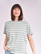 Remera blanca de algodón con cuello redondo y mangas cortas.