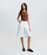 Blusa sin mangas color fucsia, con escote halter y tirantes finos elásticos.