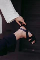 Sandalia roja con tiras cruzadas de neopreno, plantilla de cuero y taco bajo de madera.