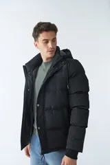 Campera de nylon color burdeos con capucha ajustable y cremallera completa, cuenta con un diseño moderno y logo estampado.