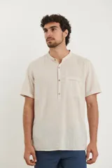 Camisa de manga corta color amarillo, con cuello mao y botones de coco.
