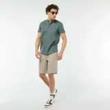 Bermudas color beige de corte recto.