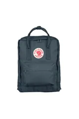 Mochila Fjällräven Kanken Classic color azul grisáceo, confeccionada en Vinylon F, con logo reflectante, correas ajustables y asa superior.