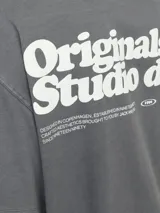 Camiseta gris de manga corta y cuello redondo con estampado pequeño en el pecho.