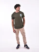 Jogger cargo de color gris, con bolsillos laterales y cintura elástica.