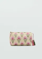 Neceser rectangular con estampado de flores rosas y verdes sobre fondo beige. Incluye cierre superior y borlas decorativas en los laterales.