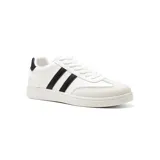 Championes blancos con detalles en negro, con dos tiras negras en el lateral.