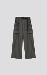 Pantalón cargo gris con cintura elástica, bolsillos laterales con solapa y corte oversize.