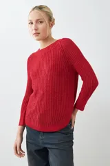 Sweater tejido de punto color rojo con cuello redondo y ruedo curvo.