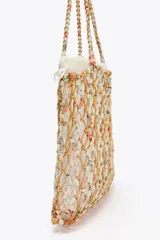 Bolso de mano tipo shopper, tejido con trenzado a contraste de color beige y blanco. Tiene doble asa de hombro y bolsa interior de tela blanca con cierre fruncido.