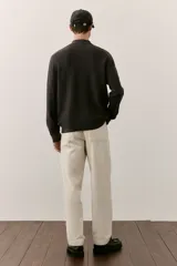 Cárdigan marrón de punto acanalado con cuello polo y cierre de cremallera.