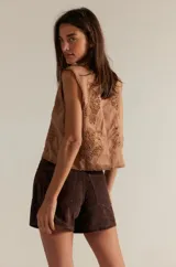 Short de tiro alto color marrón, con cierre frontal y bolsillos laterales.