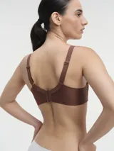 Soutien color beige con breteles regulables.