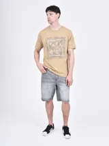 Bermuda blanca de jean de corte recto.