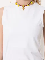 Musculosa blanca de algodón con cuello redondo y corte ajustado.
