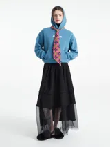 Hoodie azul con capucha, diseño clásico y bolsillo frontal, ideal para un look casual.