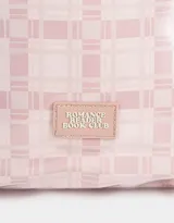 Lunchera tipo bolso con estampado escocés en tonos rosados y transparente. Tiene doble asa corta y etiqueta con logo en el frente.
