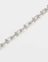 Pulsera plateada con eslabones tipo clip y esferas.