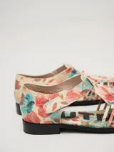 Sandalias de cuero azul con diseño semi-abierto y tiras tipo gladiador. Cierre con velcro y forro interior de cuero de chancho. Calzan chico.