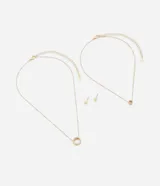 Conjunto de accesorios dorados con dos collares de cadena fina y dije circular con strass, y un par de caravanas tipo punto de luz.