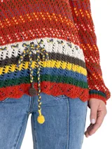 Sweater tejido con cuello redondo y amarre en la cintura, con diseño de punto calado y franjas horizontales en el pecho en tonos blanco, marrón, amarillo, azul y verde.