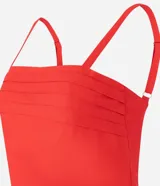 Blusa cropped sin mangas confeccionada en viscolino, color rojo, con escote recto, pliegues en el busto y breteles finos ajustables. Posee lastex en la espalda.