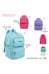 Mochila escolar color celeste, con múltiples compartimentos frontales con cierre y logo bordado en verde.