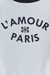 Remera celeste de punto acanalado con cuello redondo y ribete azul marino. Estampado frontal con la frase "L'amour Paris".