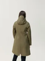 Trench color verde oliva con capucha y visera, cierre con botones a presión, bolsillos laterales con botones imantados, puño de manga regulable y cordones en la capucha. Tejido repelente al agua con aislamiento térmico y tecnología de eyelets en la sisa para mayor transpirabilidad y confort.