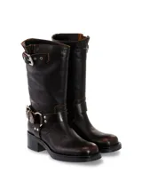 Bota de cuero negra de media caña con hebillas plateadas en el tobillo y en la parte superior de la caña.