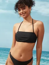 Top de bikini type bandeau con copa removible, color negro y tirantes ajustables.