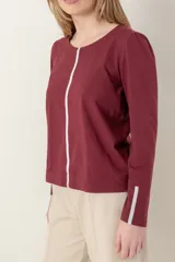 Remera azul marino de mangas largas con detalle de ribete plateado en el centro y en los puños.