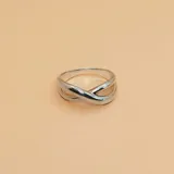 Anillo de plata 925 con diseño de nudo y anillo con piedra redonda color rosa pálido.