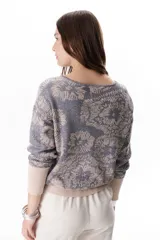 Sweater azul con estampado de flores blancas y puños blancos.